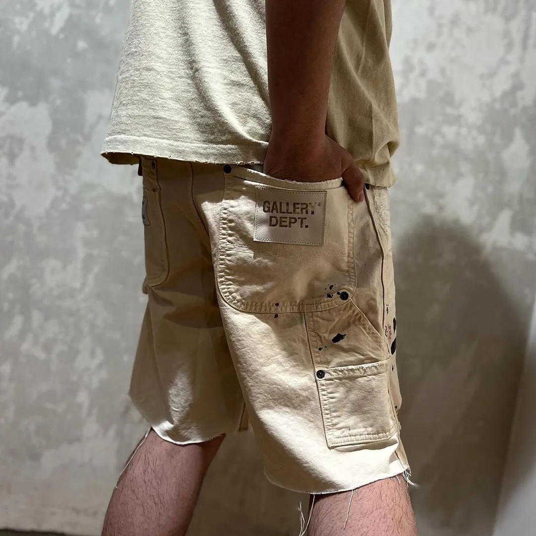 GALLERY DEPT. FLEA CARPENTER SHORTS Ink-cut knife-cut mud-dyed denim shorts. Destroy VINTAGE distressed denim shorts. Distressed white S-XL. Rewashed cement-dyed to make it old. Knife cut holes. Cat whiskers are worn. Customized full set with logo accessories. Purely handmade acrylic splash-ink graffiti.